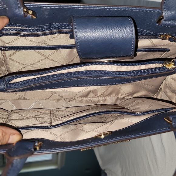 Micheal Kors navy purse - Picture 3 of 4